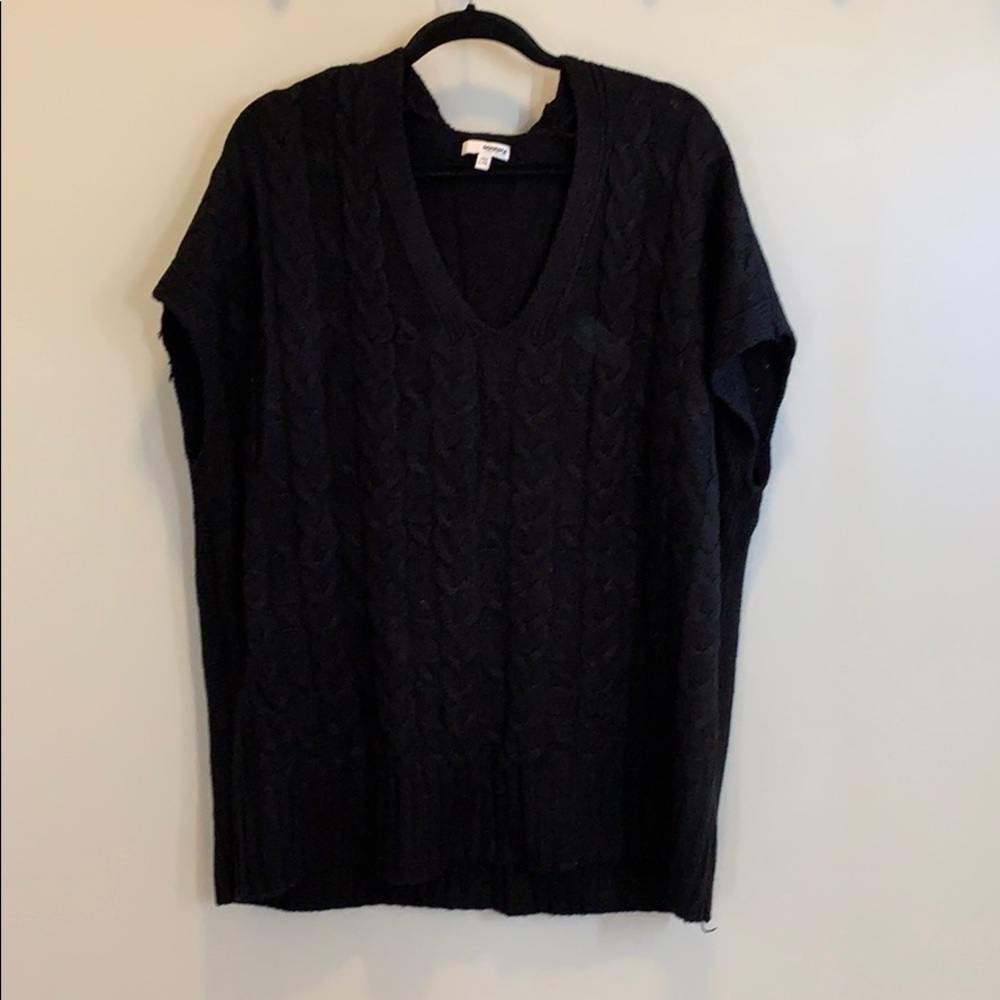 Sonoma sleeveless vneck sweater in black